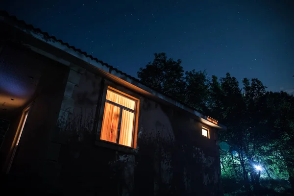 Montagna Paesaggio Notturno Costruzione Foresta Notte Con Luna Vintage Casa — Foto Stock