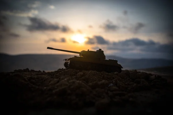 戦争の概念 軍隊は戦争の霧空の背景 夕暮れ時の曇りスカイライン次世界大戦兵士のシルエットに戦闘シーンをシルエットします 攻撃シーン 装甲車両 タンク内のアクション — ストック写真