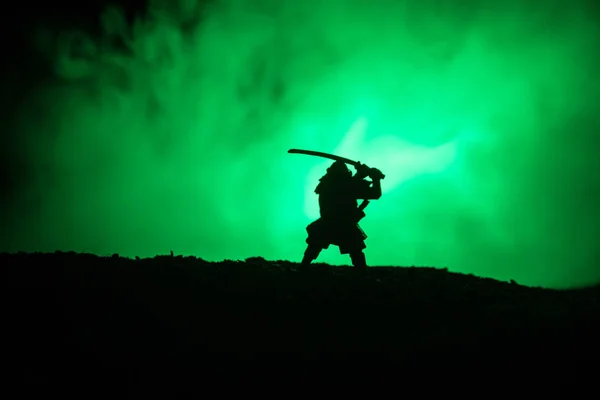 战斗机与剑剪影天空忍者 武士在山顶上的黑暗色调的雾背景 选择性聚焦 — 图库照片