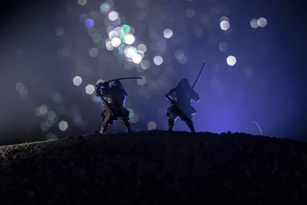 Silhueta Dois Samurais Duelo Imagem Com Dois Samurais Céu Pôr — Fotografia de Stock