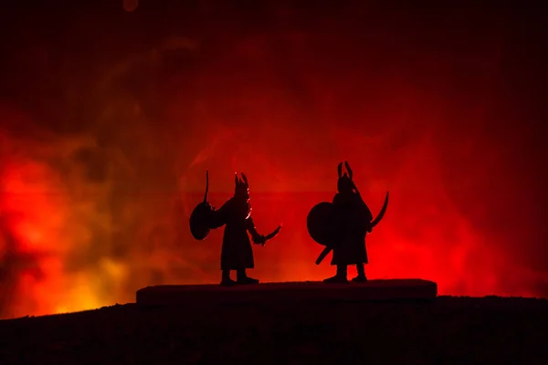 两个中世纪的勇士在决斗的剪影 图片与两个战斗机与黑暗色调的雾背景的剑 选择性聚焦 — 图库照片