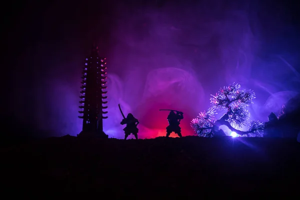 武士の戦いの概念 木や古い寺院の近くの決闘で武士のシルエット 暗いトーン霧の背景とテーブルの装飾 選択的焦点 — ストック写真