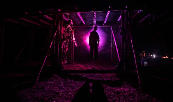 恐怖观看绞刑架上的人在夜间脚手架上的剪影与雾和色调的背景灯光 或自杀 恐怖万圣节概念 — 图库照片