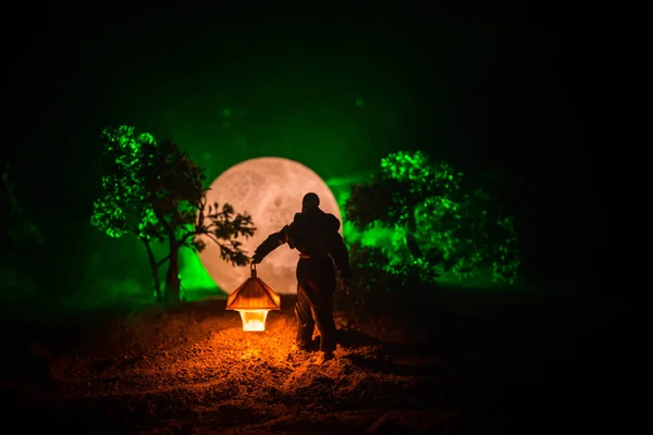 Uomo Impermeabile Proveniente Dalla Foresta Oscura Con Lanterna Incandescente Nel — Foto Stock