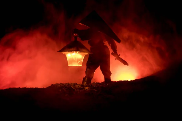 Человек Дождевике Выходящий Тёмного Леса Светящимся Фонарем Руке Силуэт Убийцы — стоковое фото
