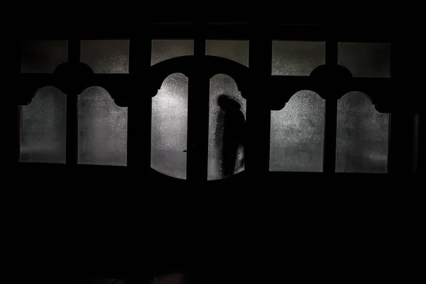 Σιλουέτα Άγνωστης Σκιάς Μια Πόρτα Μέσα Από Μια Κλειστή Γυάλινη — Φωτογραφία Αρχείου