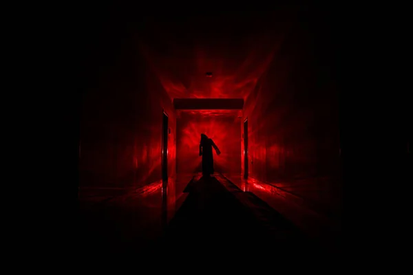 暗い廃屋で不気味なシルエット マニアックなコンセプトやキャビネットの扉に暗い廊下 さまざまなポーズで立っている不気味なホラー人のシルエットが付いているライトについての恐怖 — ストック写真