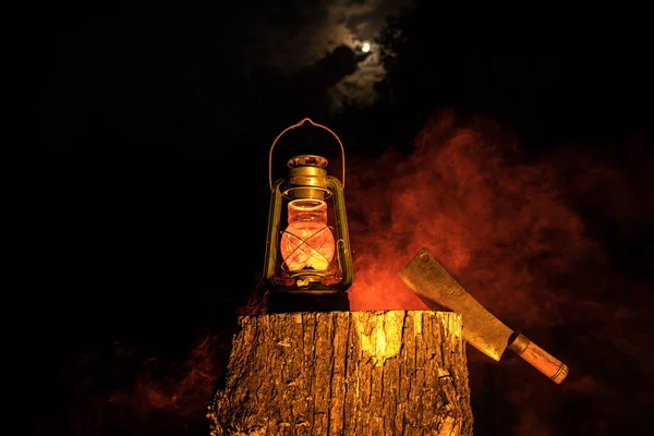 Horror Halloween Konzept Brennende Alte Öllampe Wald Der Nacht Nächtliche — Stockfoto