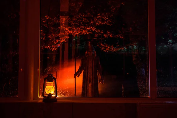 Horror Halloween Koncepció Égő Régi Olaj Lámpa Állva Ablak Sziluettje — Stock Fotó