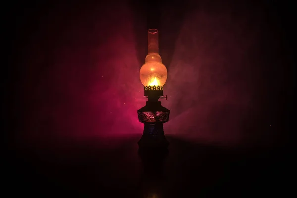 Öllampe Beleuchtet Die Dunkelheit Oder Brennende Petroleumlampe Hintergrund Konzeptbeleuchtung — Stockfoto