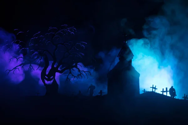 Straszny Widok Zombie Cmentarz Zmarłe Drzewo Księżyc Kościół Upiorny Pochmurnego — Zdjęcie stockowe