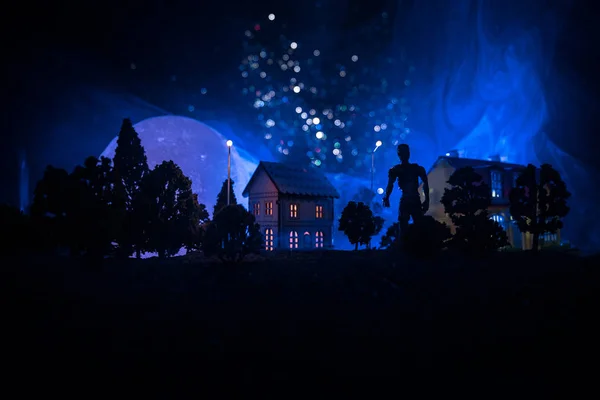Kleine Dekorative Häuser Niedliche Kleine Häuser Der Nacht Kiefern Leuchtende — Stockfoto