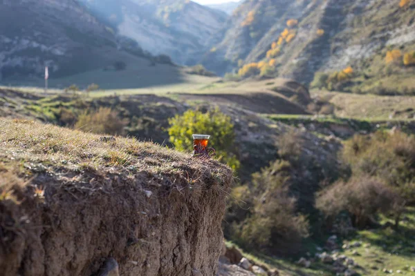 Cam açık dağlar arka planda Doğu siyah çay. Doğu çay kavramı. Armudu geleneksel Kupası. Yeşil Doğa yaz arka plan. Seçici odak