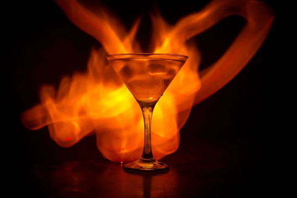 Martini Brand Koncept Glas Berömda Cocktail Martini Förbränningen Brand Mörk — Stockfoto