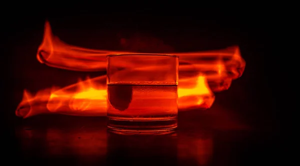 Whisky Ohni Konceptu Sklenice Whisky Ledu Dřevěný Povrch Barevným Světlem — Stock fotografie