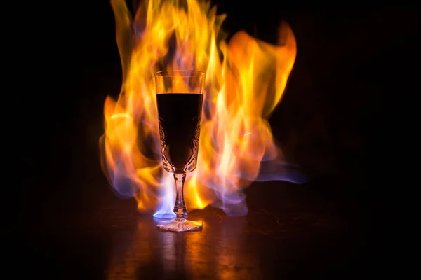 Винний Келих Вогняній Концепції Одна Склянка Червоного Вина Палаючим Вогнем — стокове фото