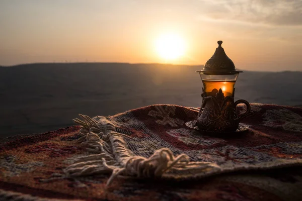 Východní Černý Čaj Skle Orientální Koberec Koncept Východní Čaj Armudu — Stock fotografie