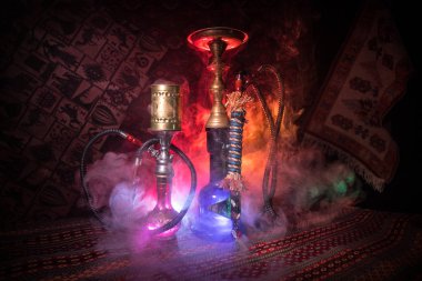 Nargile kömürü nargile kupa Arap iç de buhar bulutları yapma. Şark süsleme halı üzerinde. Şık oryantal shisha içinde karanlık arka ışık ile. Shisha reklam için. Seçici odak