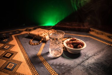 Su ve tarihleri. Iftar akşam yemeğidir. Halı üzerinde görünümü dekorasyon ramazan Kareem tatil. Bayram tebrik kartı, Müslüman kutsal ay ramazan Kareem için davet. Seçici odak