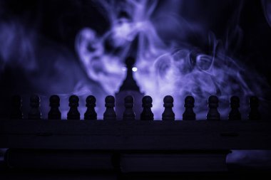 Satranç oyununu kavramı iş fikirleri ve rekabet veya strateji fikirler kavramı. Satranç koyu tonda sisli arka plan üzerinde rakamlar. Seçici odak