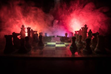 Satranç tahtası üzerinde iki top ile ortaçağ savaş sahnesi. Satranç oyununu kavramı iş fikirleri ve rekabet ve strateji fikirler duman ve sis karanlık bir arka plan üzerinde satranç figürleri.