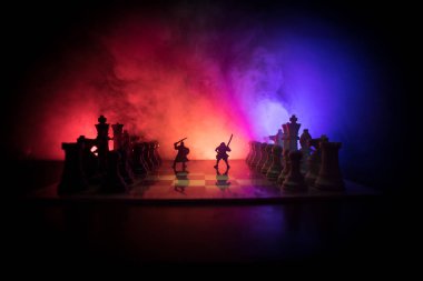 Süvari ve satranç tahtası üzerinde piyade ile ortaçağ savaş sahnesi. Satranç oyununu kavramı iş fikirleri ve rekabet ve strateji fikirler duman ve sis karanlık bir arka plan üzerinde satranç figürleri.