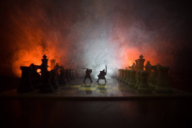 Süvari ve satranç tahtası üzerinde piyade ile ortaçağ savaş sahnesi. Satranç oyununu kavramı iş fikirleri ve rekabet ve strateji fikirler duman ve sis karanlık bir arka plan üzerinde satranç figürleri.