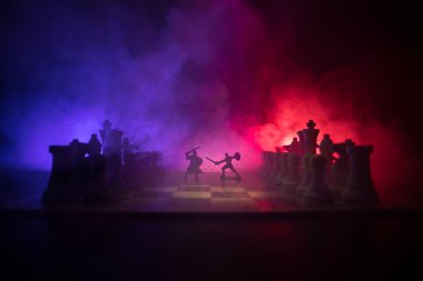 Süvari ve satranç tahtası üzerinde piyade ile ortaçağ savaş sahnesi. Satranç oyununu kavramı iş fikirleri ve rekabet ve strateji fikirler duman ve sis karanlık bir arka plan üzerinde satranç figürleri.