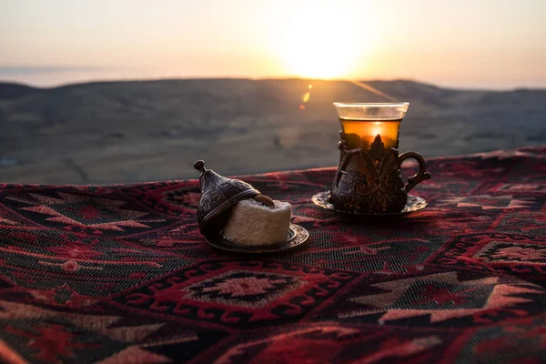 Doğu Siyah Çay Bardağına Doğu Halı Doğu Çay Kavramı Armudu — Stok fotoğraf