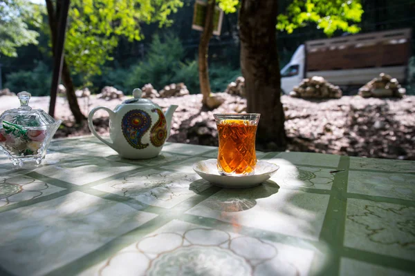 在森林里的桌子上有茶壶的东方红茶 东方茶的概念 Armudu 传统杯 绿色自然背景 选择性聚焦 — 图库照片