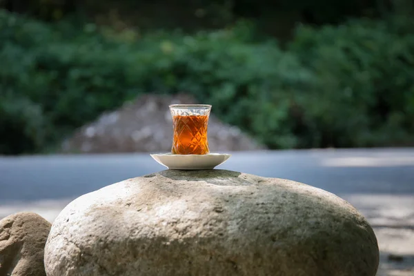 Východní Černý Čaj Skle Kámen Lese Koncept Východní Čaj Armudu — Stock fotografie