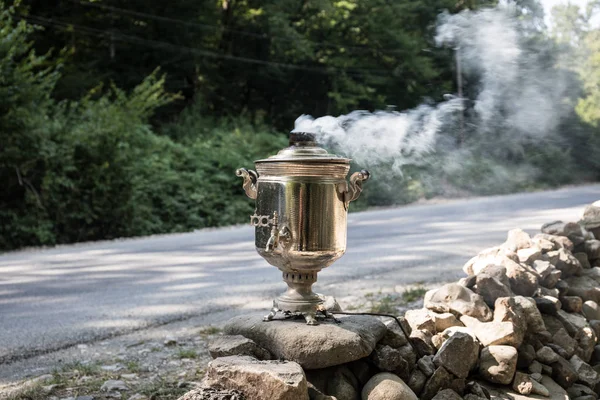 Vintage Tyyliin Samovar Samovaariin Kaadetaan Vettä Jota Kuumennetaan Tulessa Piknik — kuvapankkivalokuva