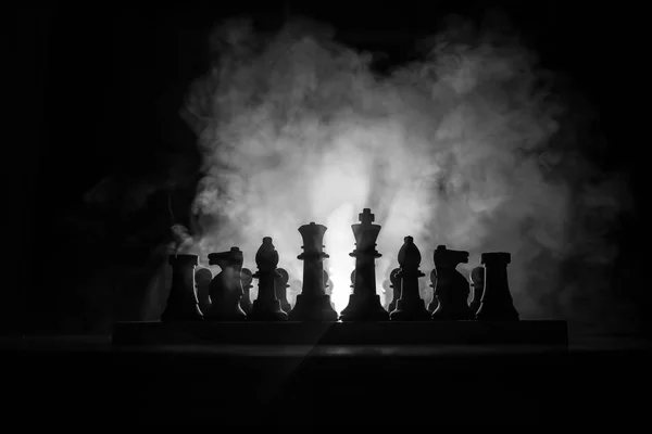 Άνθρωπος Που Παίζουν Σκάκι Τρομακτικό Θολή Σιλουέτα Ενός Προσώπου Από — Φωτογραφία Αρχείου