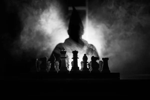 Mann Beim Schachspielen Gruselig Verschwommene Silhouette Einer Person Schachbrett Mit — Stockfoto
