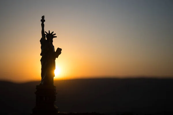 Άγαλμα Της Ελευθερίας Στο Φόντο Του Ουρανού Πολύχρωμο Αυγή Διακόσμηση — Φωτογραφία Αρχείου