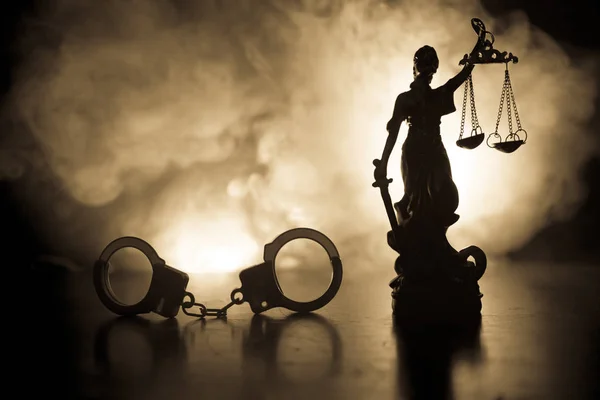 Concetto Legge Silhouette Manette Con Statua Della Giustizia Sul Retro — Foto Stock