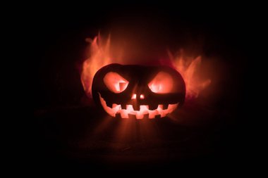 Cadılar Bayramı balkabağı gözlü gece parti için gülümseme ve scrary. İçinde siyah arka plan parlayan gözlerle korkunç Cadılar Bayramı Balkabağı görünümünü kapatın. Seçici odak