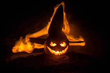 Cadılar Bayramı kavramı. Jack-o-lantern gülümseme ve gece parti için korkutucu gözler. Korkutucu Kabak cadı Karanlık sisli arka plan, şapkası ile görünümünü kapatın. Seçici odak. Boş alan