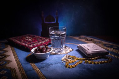 Su ve tarihleri. Iftar akşam yemeğidir. Halı üzerinde görünümü dekorasyon ramazan Kareem tatil. Bayram tebrik kartı, Müslüman kutsal ay ramazan Kareem için davet. Seçici odak