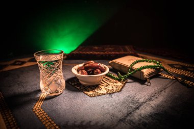 Su ve tarihleri. Iftar akşam yemeğidir. Halı üzerinde görünümü dekorasyon ramazan Kareem tatil. Bayram tebrik kartı, Müslüman kutsal ay ramazan Kareem için davet. Seçici odak