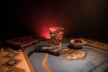 Su ve tarihleri. Iftar akşam yemeğidir. Halı üzerinde görünümü dekorasyon ramazan Kareem tatil. Bayram tebrik kartı, Müslüman kutsal ay ramazan Kareem için davet. Seçici odak