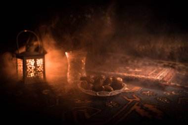 Su ve tarihleri. Iftar akşam yemeğidir. Halı üzerinde görünümü dekorasyon ramazan Kareem tatil. Bayram tebrik kartı, Müslüman kutsal ay ramazan Kareem için davet. Seçici odak