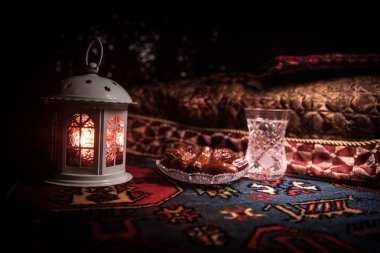 Su ve tarihleri. Iftar akşam yemeğidir. Halı üzerinde görünümü dekorasyon ramazan Kareem tatil. Bayram tebrik kartı, Müslüman kutsal ay ramazan Kareem için davet. Seçici odak