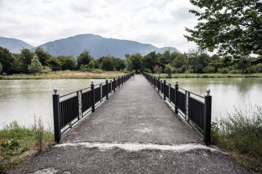 Güzel manzara ormanlık dağlar gölde ya da güzel orman göl yaz saati sabah. Azerbaycan doğa.