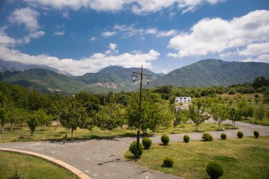 Dağlar ve Kafkasya'da orman yaz, görkemli manzara. Dramatik gökyüzü bulutlu. Azerbaycan