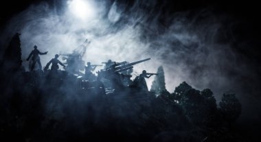 Savaş kavramı. Askeri siluetleri sahne üzerinde savaş sis sky mücadele arka plan, Dünya Savaşı askerler siluetleri bulutlu manzarası, gece aşağıda. Saldırı sahne. Zırhlı araçlar. Seçici odak. Dekorasyon