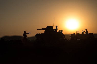 Savaş kavramı. Askeri mücadele sahne siluetleri. Dünya Savaşı Alman tank ve asker siluetleri gün batımında. Saldırı sahne. Zırhlı araçlar. Savaş tankları