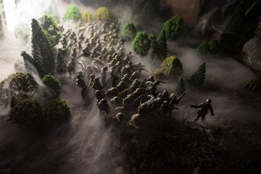 Savaş kavramı. Askeri siluetleri sahne üzerinde savaş sis sky mücadele arka plan, Dünya Savaşı askerler siluetleri bulutlu manzarası, gece aşağıda. Saldırı sahne. Zırhlı araçlar. Seçici odak. Dekorasyon