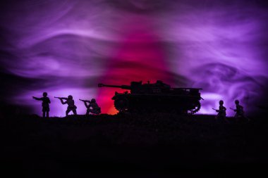 Savaş Konsepti. Savaş sisli gökyüzü arka planında askeri siluetler gece vakti Bulutlu Gökyüzünün altında Alman Tankları siluetleri. Saldırı sahnesi. Zırhlı araçlar. Tanklar savaşıyor
