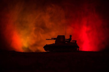 Savaş Konsepti. Savaş sisli gökyüzü arka planında askeri siluetler gece vakti Bulutlu Gökyüzünün altında Alman Tankları siluetleri. Saldırı sahnesi. Zırhlı araçlar. Tanklar savaşıyor
